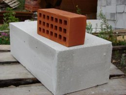 Газобетон или керамический кирпич: из чего строить дом?