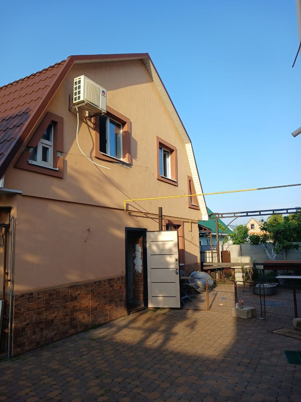 Продаж 2-поверхового будинку
