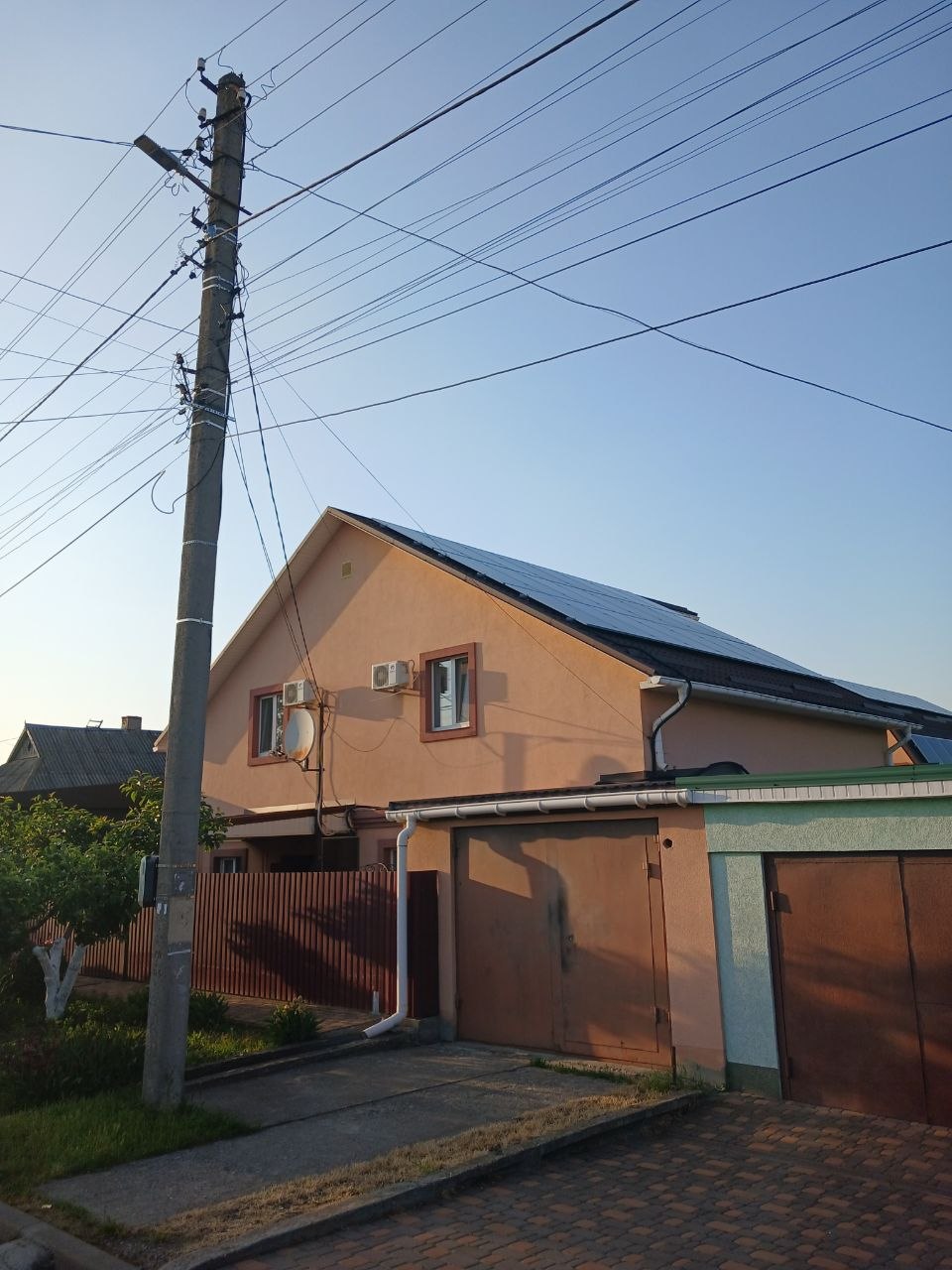Продаж 2-поверхового будинку