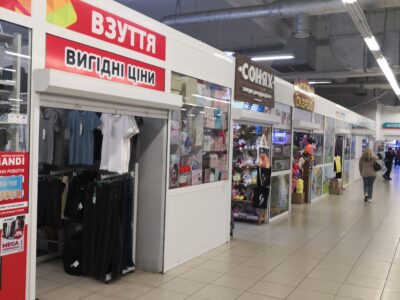 Переяслав, вул. Шкільна, 42 (ЕКО-маркет), приміщення в ТЦ 42 м2
