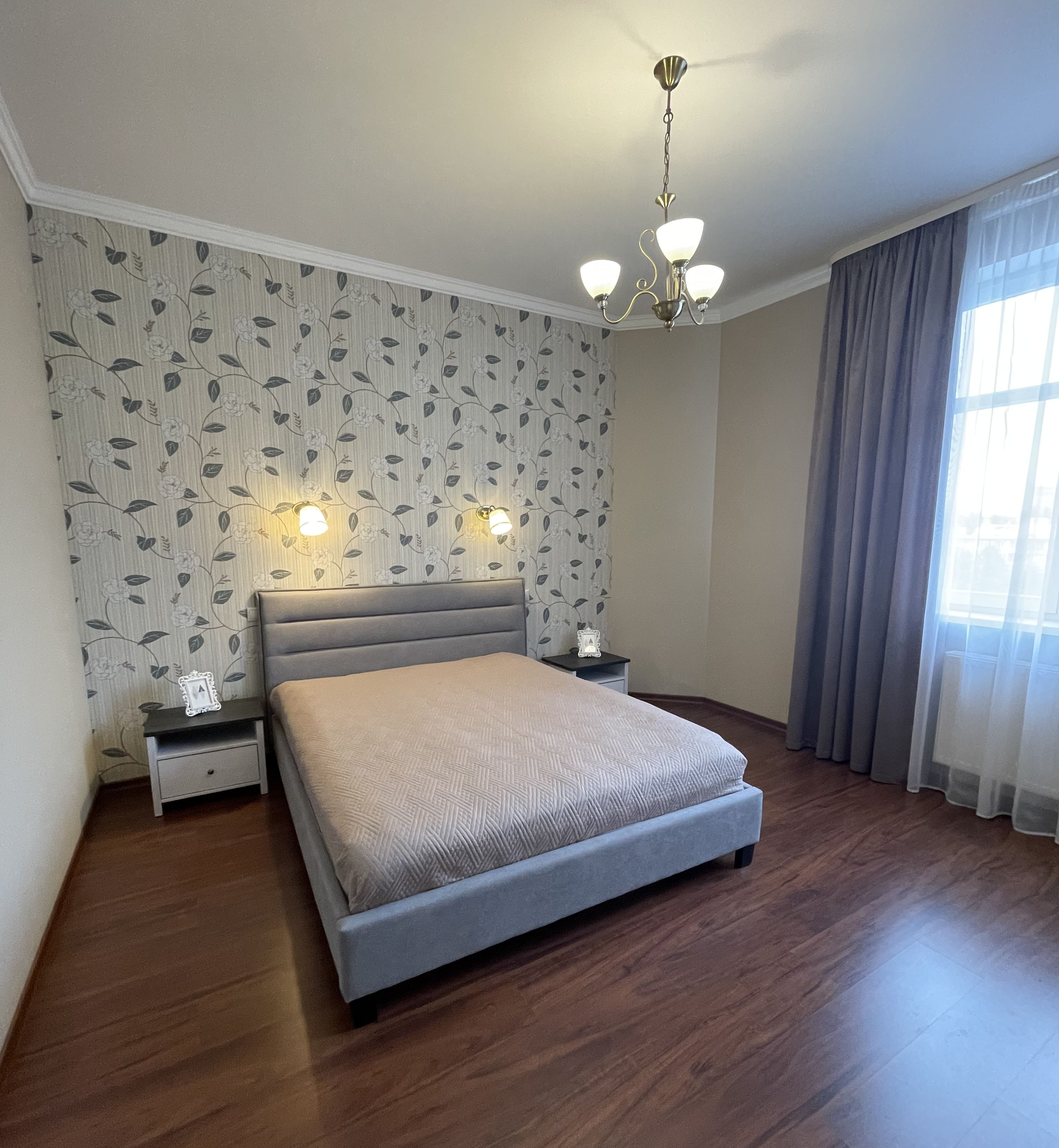 Сучасна квартира, центр. Коновальця вул. 32Б