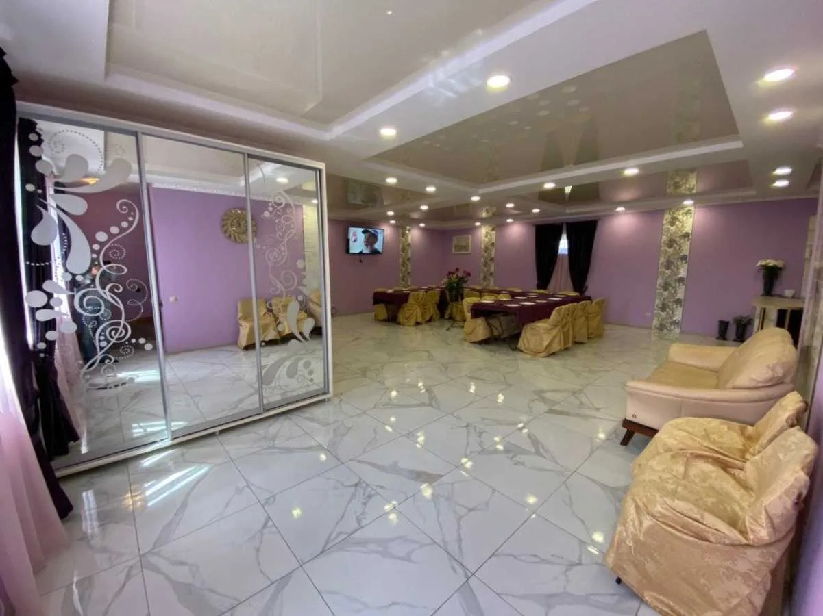довгострокова оренда 8-к будинок Київ, Деснянський, 1800 $/міс.