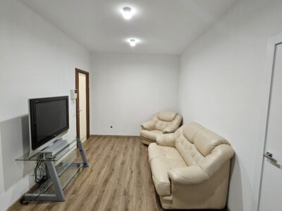 Продаж БЕЗ КОМІССІЇ затишної 2 кім квартири Печерськ, 42 м. кв, капітальний ремонт, меблі, вул Різницька 6.