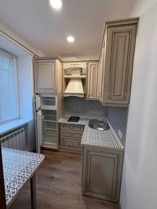Продаж БЕЗ КОМІССІЇ затишної 2 кім квартири Печерськ, 42 м. кв, капітальний ремонт, меблі, вул Різницька 6.