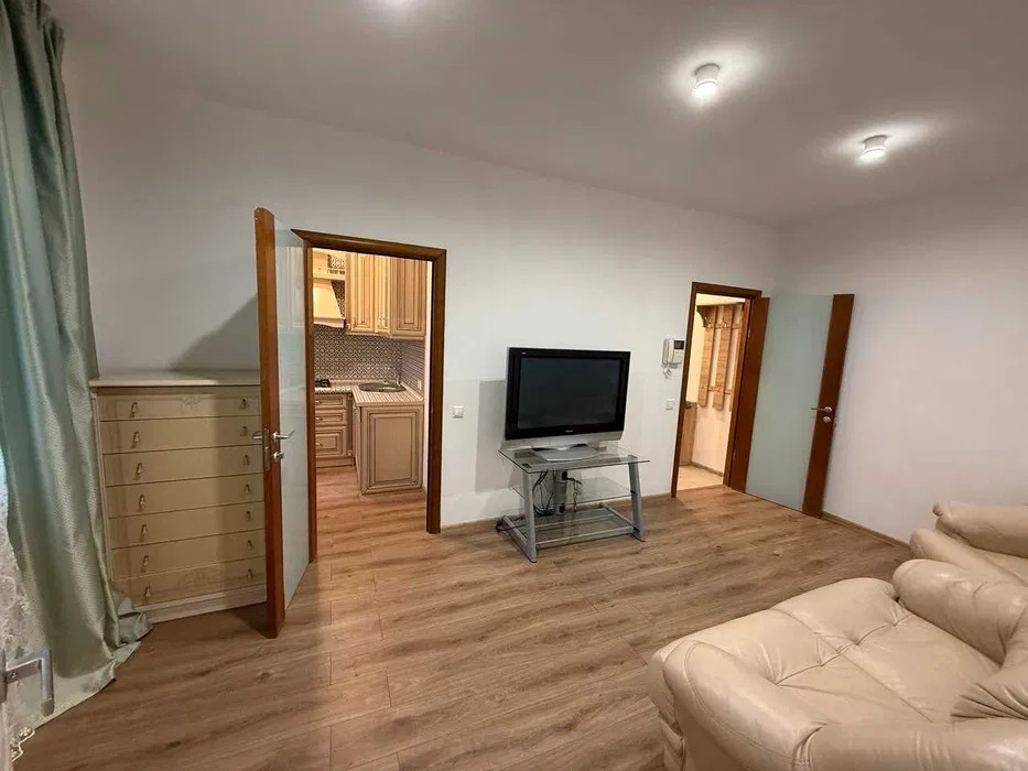 Продаж БЕЗ КОМІССІЇ затишної 2 кім квартири Печерськ, 42 м. кв, капітальний ремонт, меблі, вул Різницька 6.